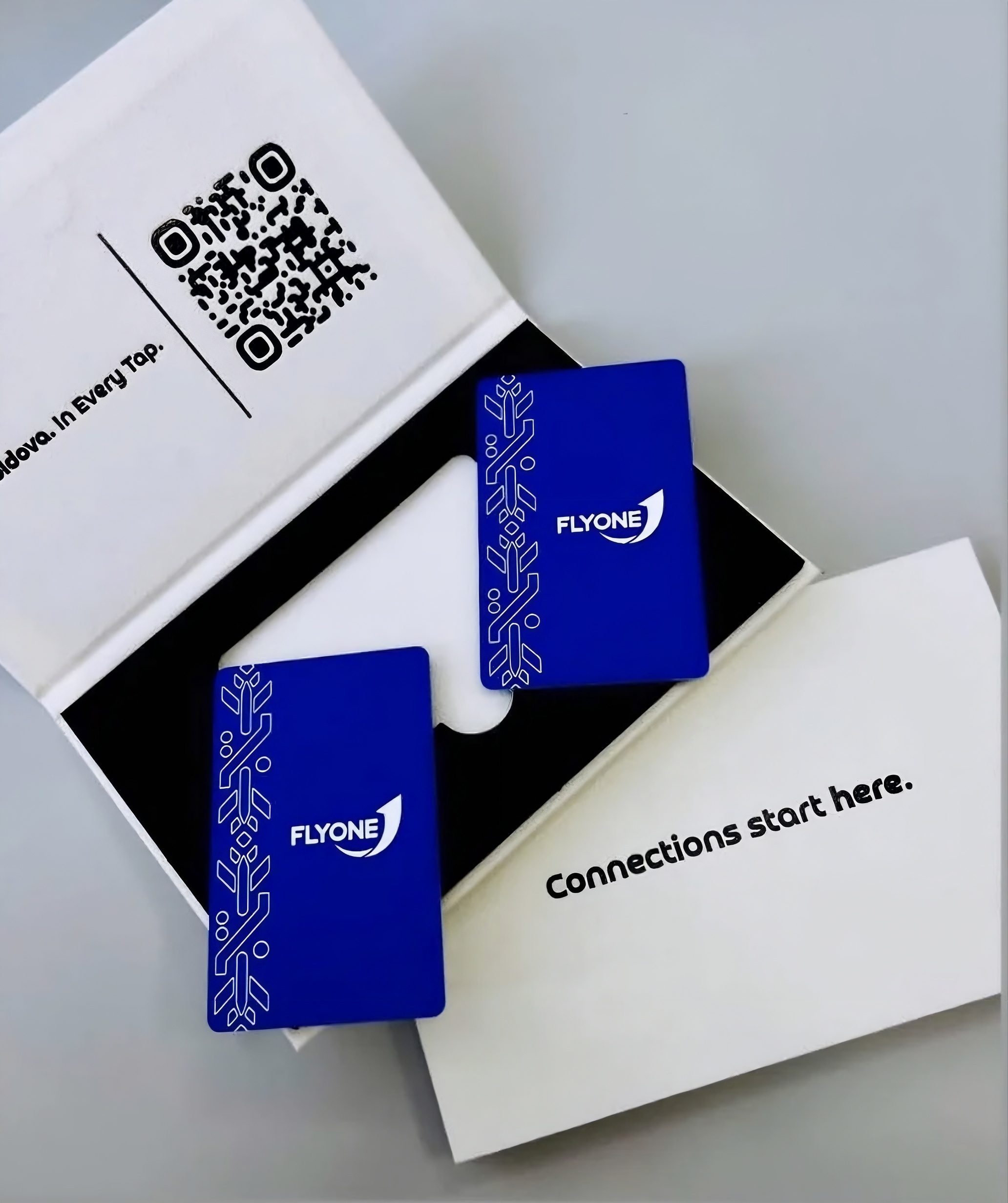 FLYONE: Carduri NFC personalizate pentru echipa FLYONE.